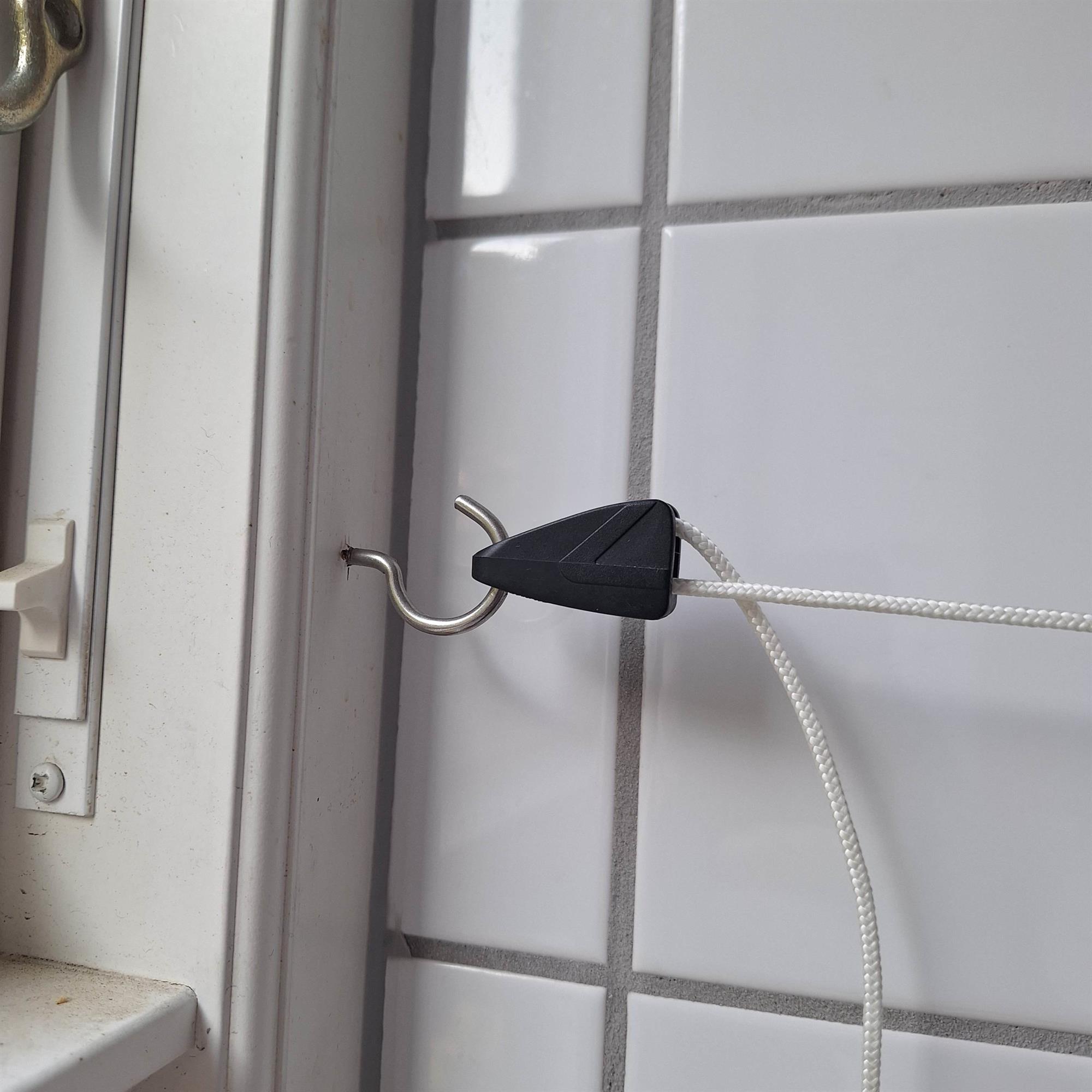 Retractable clothesline with clothesline hooks